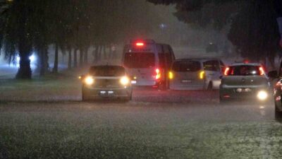 Sarı kod ile uyarılan Antalya’da gece saatlerinde etkili olan sağanak,