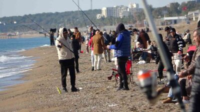 Türkiye’nin birçok bölgesi kar ve soğuk havaya teslim olurken Antalya’da