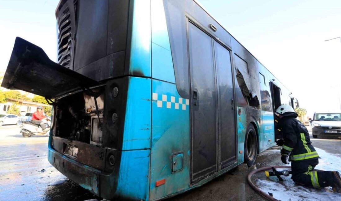 Antalya’da seyir halindeki halk otobüsü alevlere teslim oldu. Sürücünün dumanları