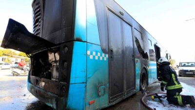 Antalya’da seyir halindeki halk otobüsü alevlere teslim oldu. Sürücünün dumanları