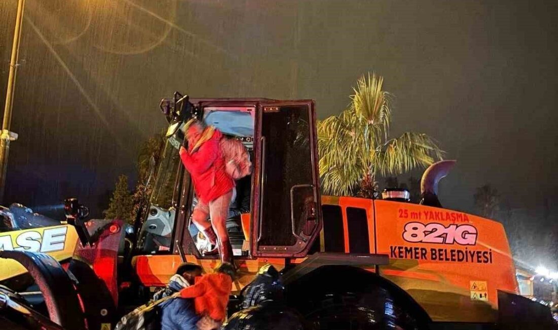 Kemer Belediye Başkanı Necati Topaloğlu, şiddetli yağış sonrası Çamyuva Mahallesi’ndeki