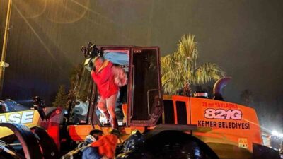 Kemer Belediye Başkanı Necati Topaloğlu, şiddetli yağış sonrası Çamyuva Mahallesi’ndeki