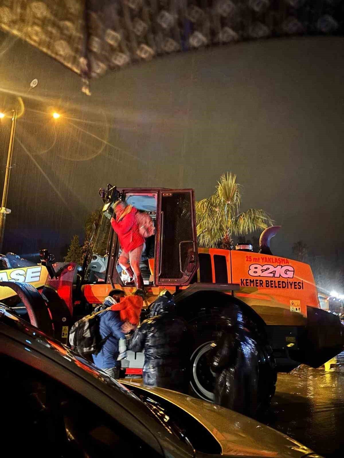 Kemer Belediye Başkanı Necati Topaloğlu, şiddetli yağış sonrası Çamyuva Mahallesi’ndeki