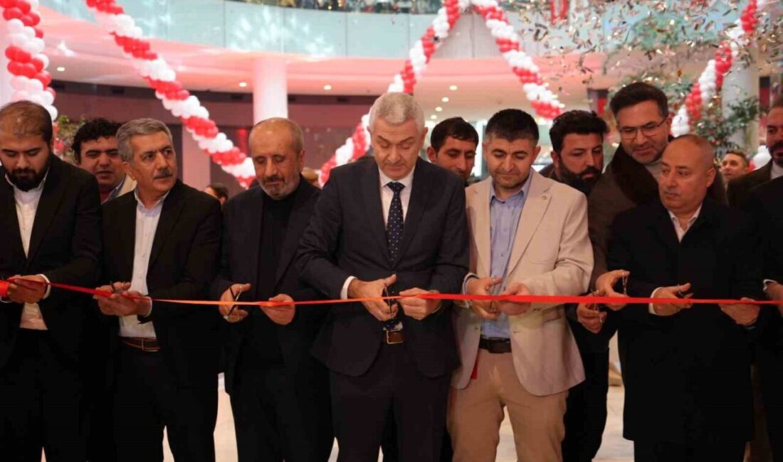 Antalya’da bir zincir marketin açılışına özel teknoloji ürünlerindeki indirimler ve