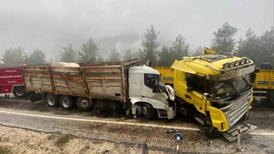 Antalya Finike–Elmalı karayolunda tır ile kamyonun kafa kafaya çarpıştığı kazada