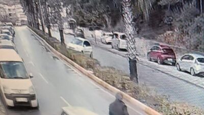 Antalya’nın Manavgat ilçesine virajı alamayan otomobilin orta refüjde bulunan palmiye