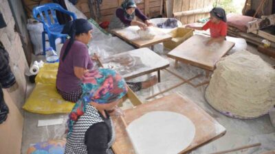 Antalya’nın Akseki ilçesinde kadınlar, kışlık yufka ekmek hazırlıkları için imece