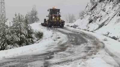 Antalya’nın yüksek kesimlerinde etkili olan kar yağışı hayatı olumsuz etkiliyor.