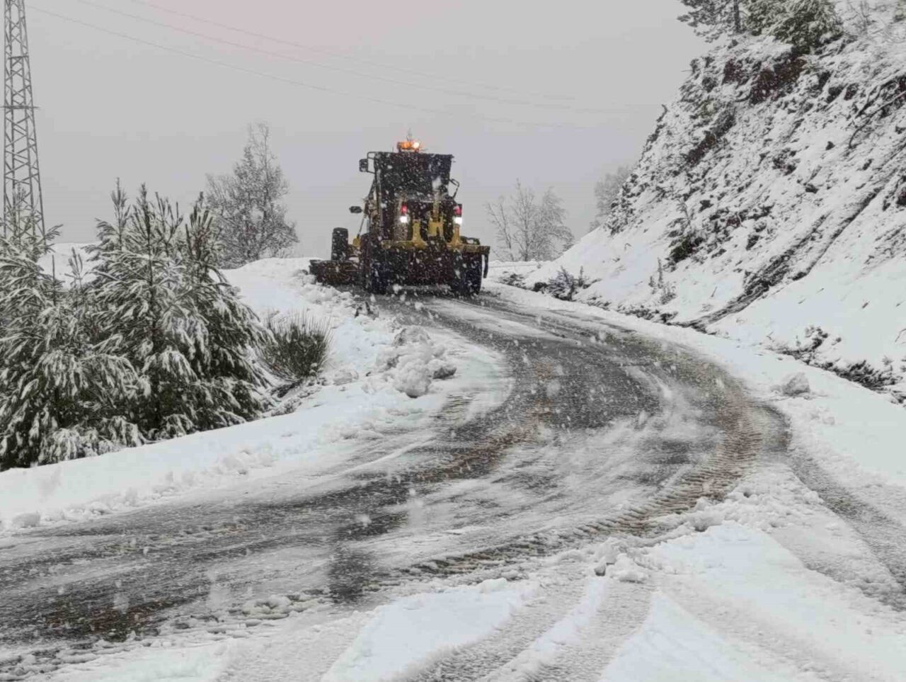 Antalya’nın yüksek kesimlerinde etkili olan kar yağışı hayatı olumsuz etkiliyor.