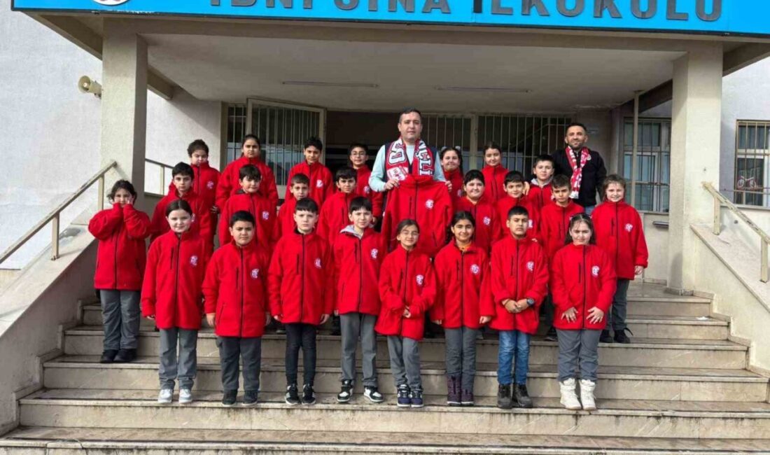 Antalyaspor yönetimi, Tekirdağ’ın Kapaklı ilçesinde bulunan İbni Sina İlkokulu öğrencilerine