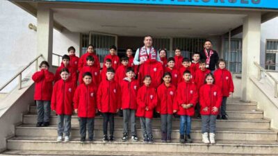 Antalyaspor yönetimi, Tekirdağ’ın Kapaklı ilçesinde bulunan İbni Sina İlkokulu öğrencilerine