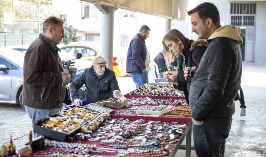 Mersin Büyükşehir Belediyesi tarafından her cumartesi kurulan antika pazarı, geçmişin