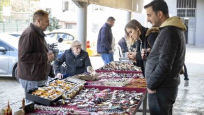 Mersin Büyükşehir Belediyesi tarafından her cumartesi kurulan antika pazarı, geçmişin