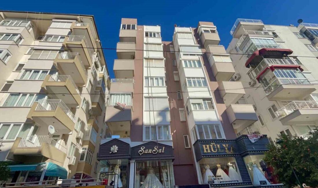 Antalya’da bir apartmanın 7’nci katındaki dairede çıkan yangın korkuttu. Dumanların