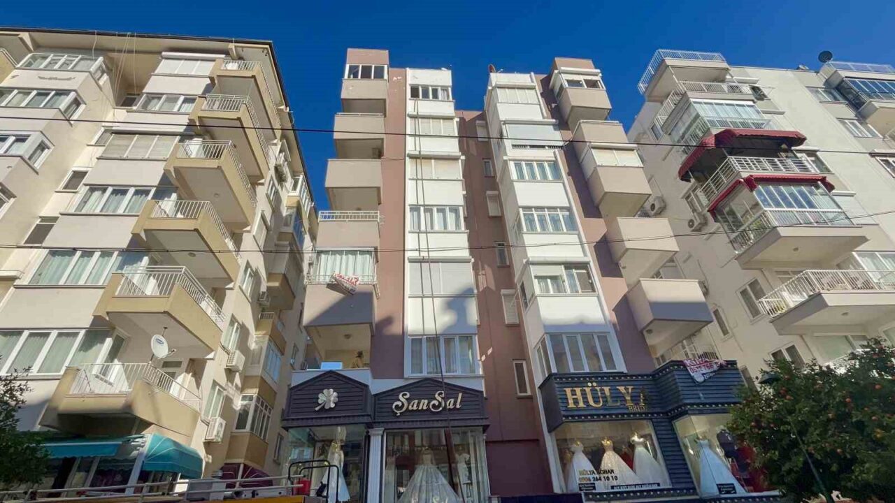 Antalya’da bir apartmanın 7’nci katındaki dairede çıkan yangın korkuttu. Dumanların
