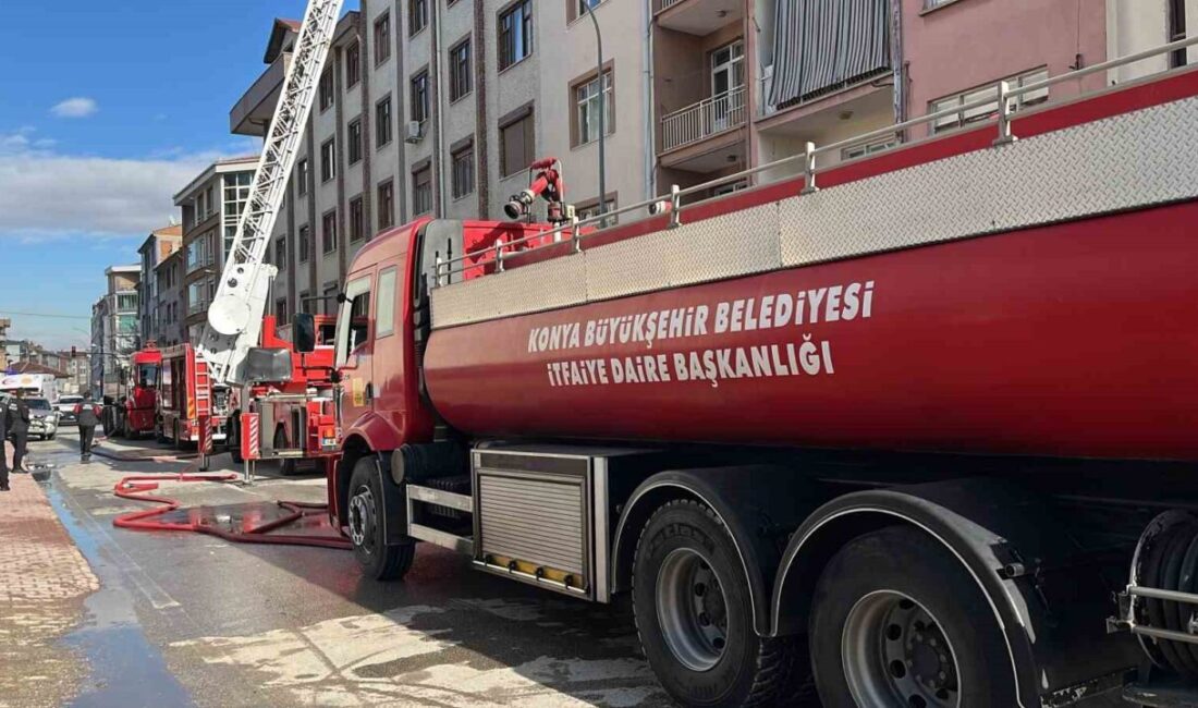 Konya’da 5 katlı bir apartmanın çatısında çıkan yangın paniğe neden