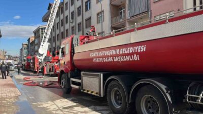 Konya’da 5 katlı bir apartmanın çatısında çıkan yangın paniğe neden