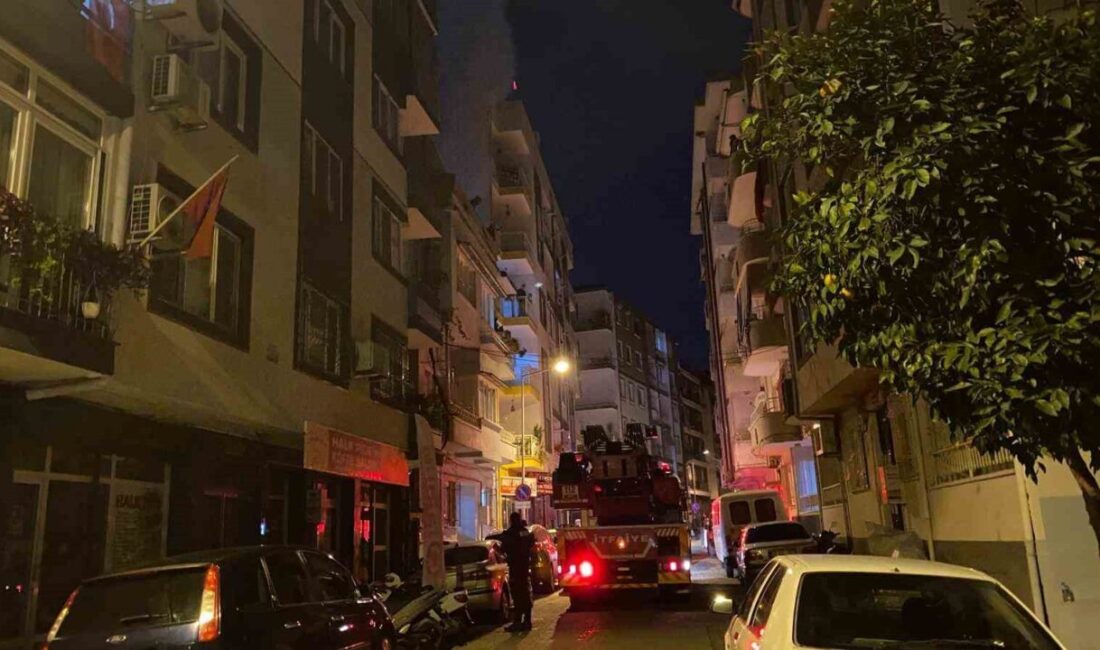 Aydın’ın Efeler ilçesinde bir apartmanın çatısından yükselen yoğun duman ekipleri