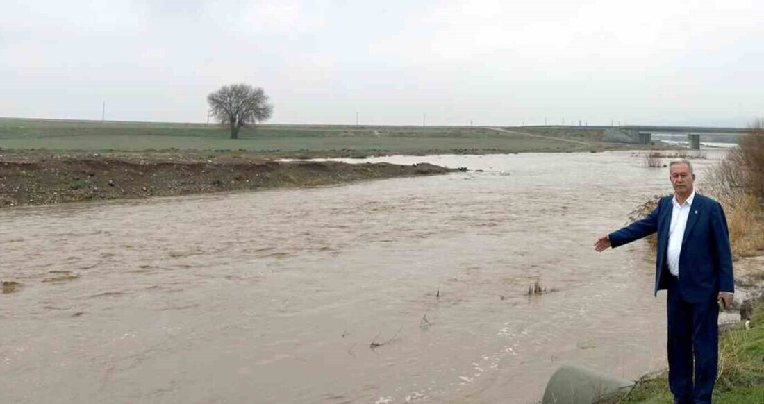 Gaziantep’in Araban ilçesinde sağanak etkili oldu. Yağmur suları dereleri taşırdı,