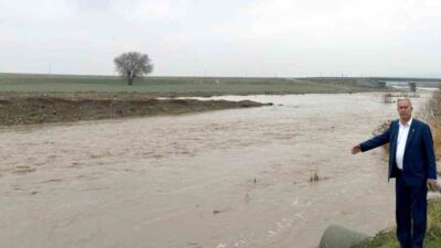 Gaziantep’in Araban ilçesinde sağanak etkili oldu. Yağmur suları dereleri taşırdı,