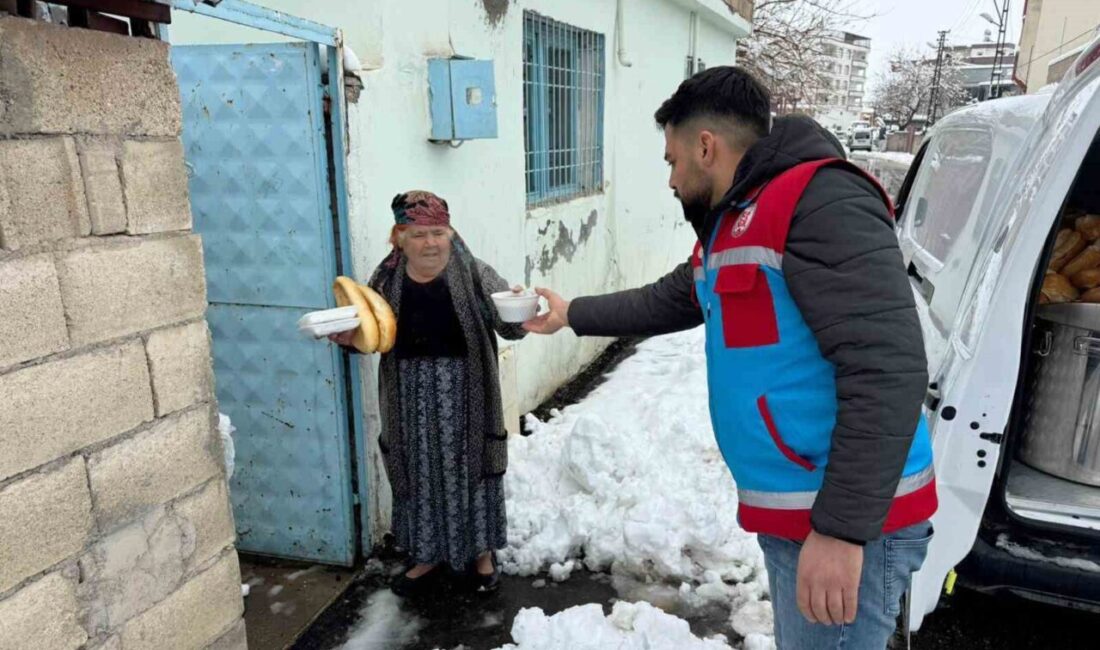 Gaziantep’in Araban ilçesinde etkili yoğun kar yağışına rağmen ihtiyaç sahibi