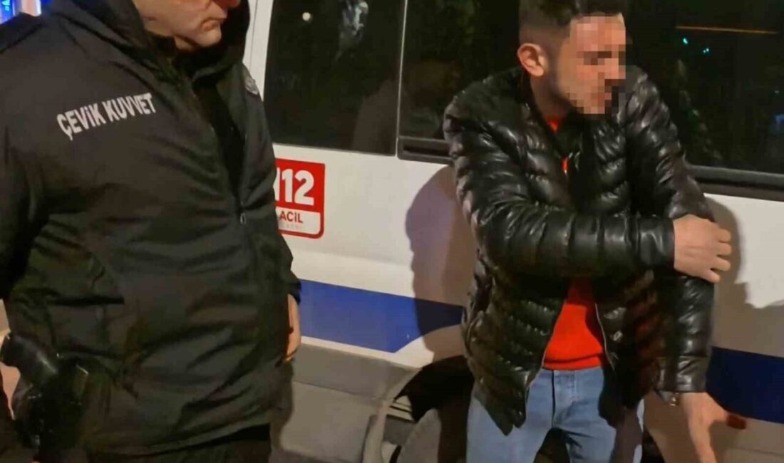Aksaray’da araç içinde bıçaklanan genç yaralanırken, olaya müdahale eden polise