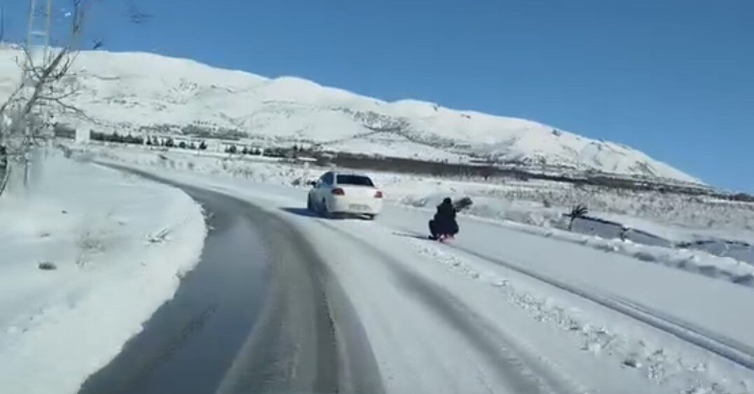 Elazığ’da bir şahıs, aracına bağladığı kızağı metrelerce çekti. Tehlikeli eğlence