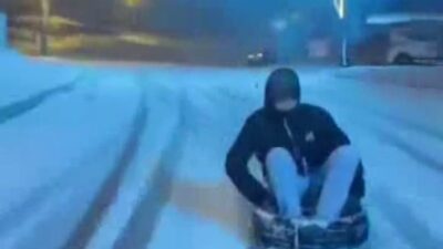 Diyarbakır’ın Dicle ilçesinde bir kişi, aracın arkasına bağladığı lastikle karda