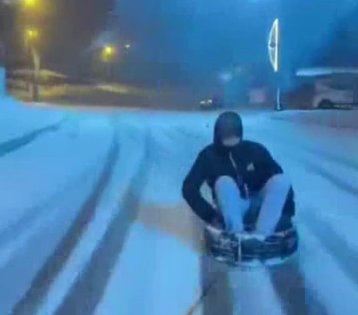 Diyarbakır’ın Dicle ilçesinde bir kişi, aracın arkasına bağladığı lastikle karda