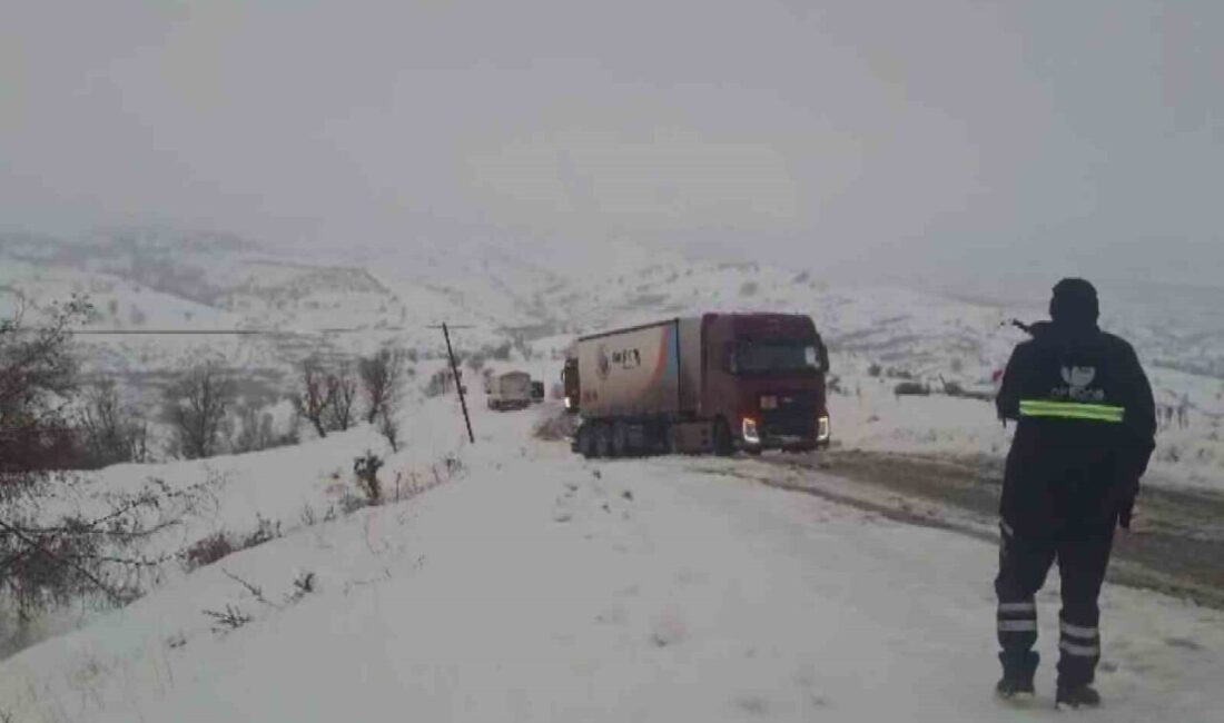 Adıyaman’ın Sincik ilçesinde yoğun kar yağışından dolayı bir çok araç