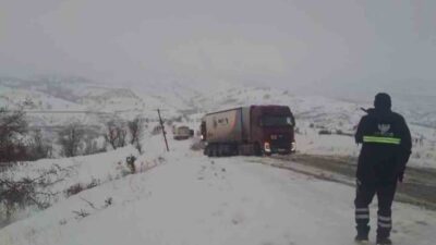 Adıyaman’ın Sincik ilçesinde yoğun kar yağışından dolayı bir çok araç