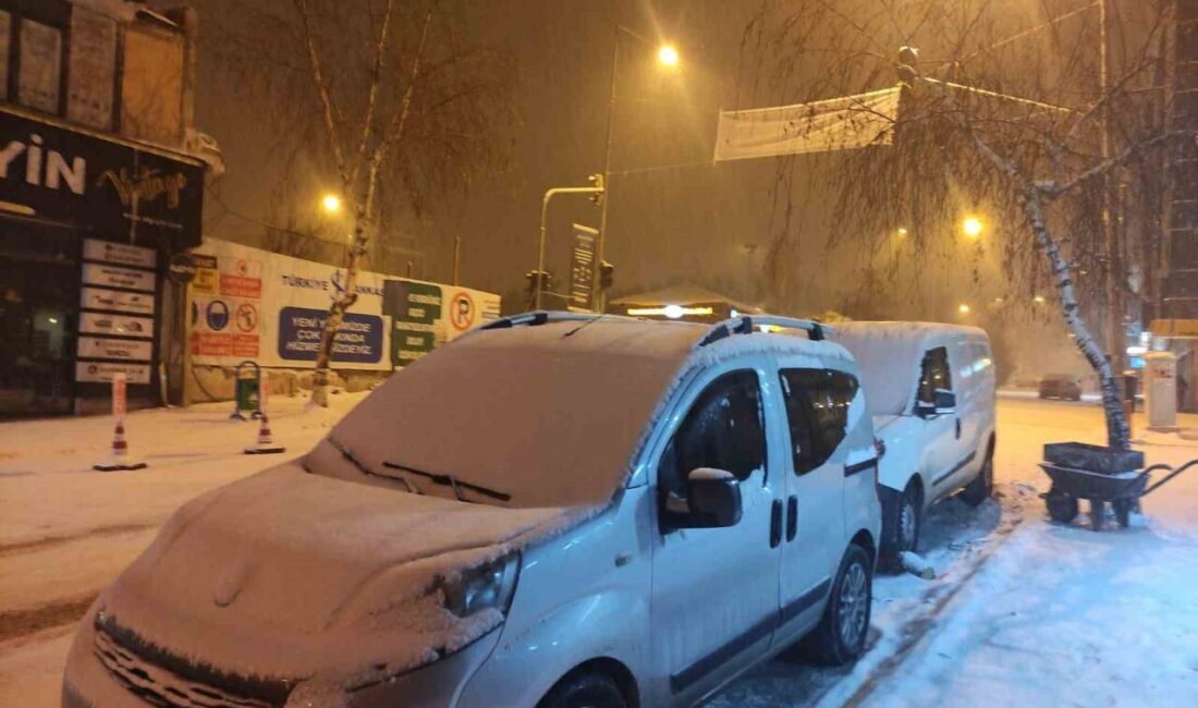 Ardahan’da gece saatlerinden itibaren il genelinde kar yağışı etkili oldu.