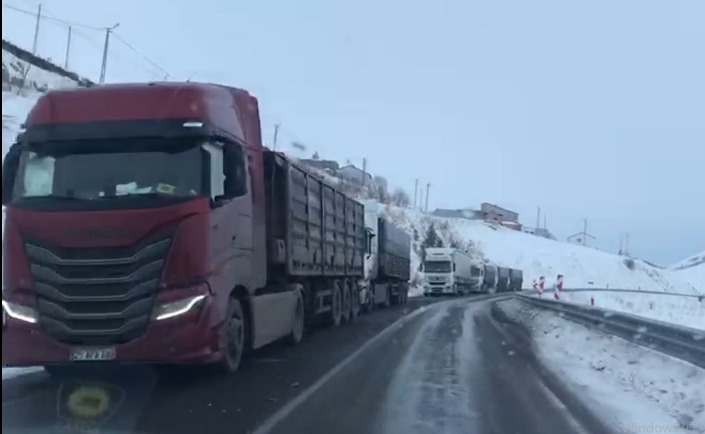 Ardahan’da kar yağışı ve tipi ulaşımda aksamalara neden oldu. 2