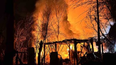 Düzce’de bir evin ardiye kısmında çıkan yangın 2 katlı eve