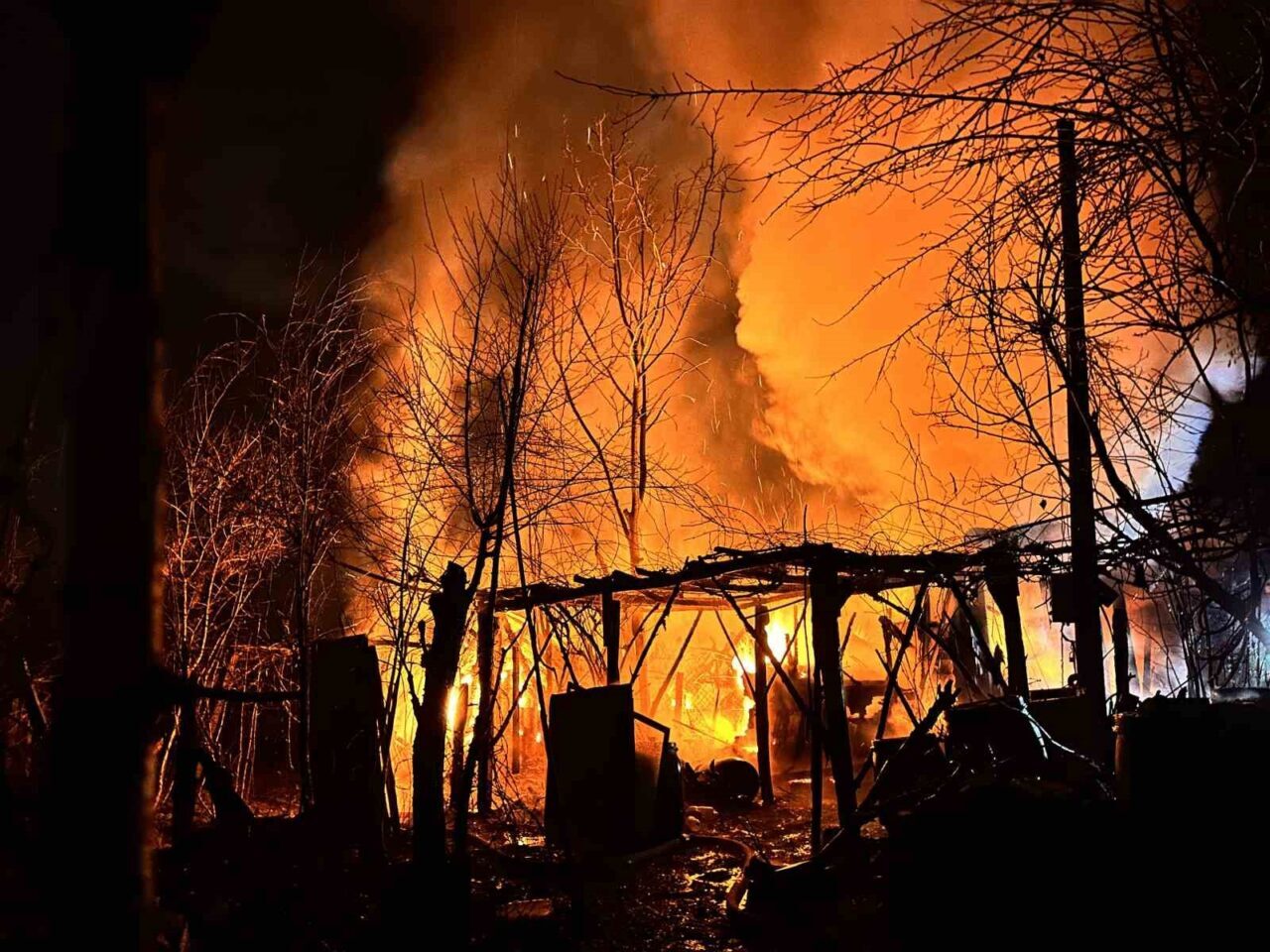 Düzce’de bir evin ardiye kısmında çıkan yangın 2 katlı eve