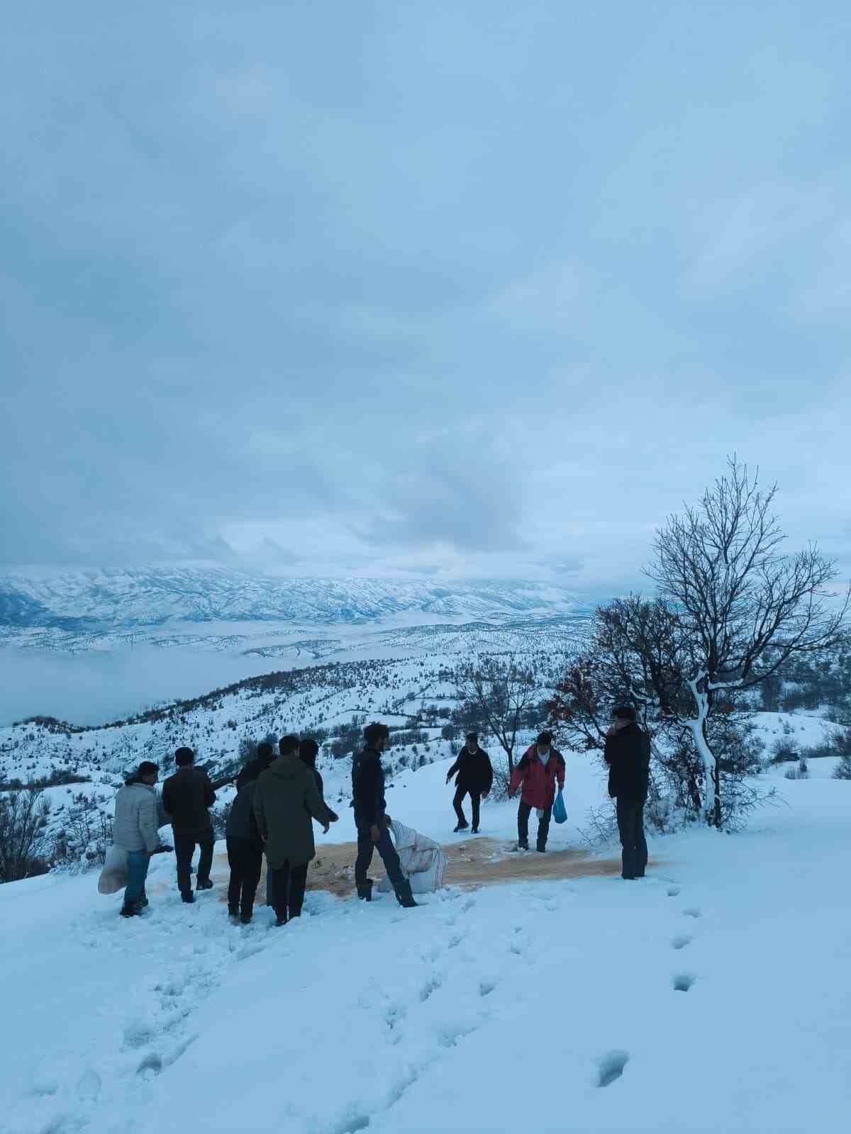 Elazığ’ın Arıcak ilçesinde yoğun kar yağışı nedeniyle yiyecek bulmakta zorlanan
