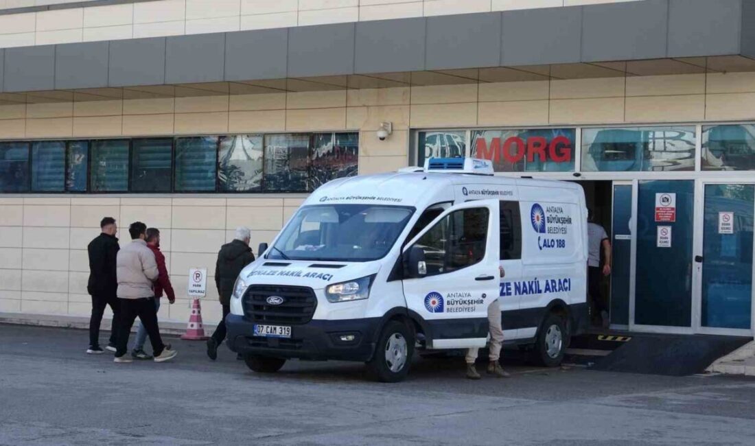 Antalya’da arkadaşından aldığı motosikletle seyir halindeki genç geçirdiği trafik kazası