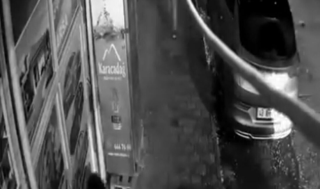 Şanlıurfa’nın Siverek ilçesinde arkadaşlarıyla şakalaşırken çarptığı cam kırılan genç, iş