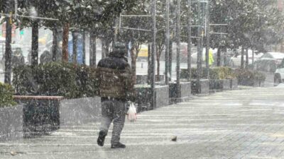 İstanbul Arnavutköy’de lapa lapa yağan kar yağışı vatandaşlara zor anlar
