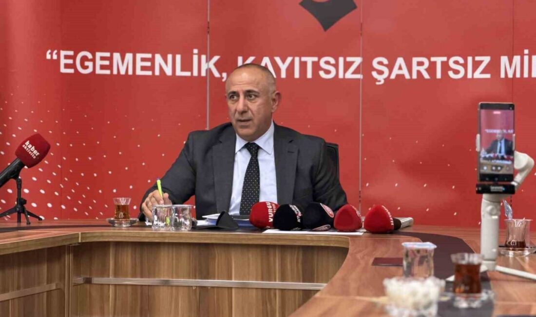 İstanbul Arnavutköy Kaymakamı Mahmut Hersanlıoğlu, yerel basın mensuplarıyla bir araya