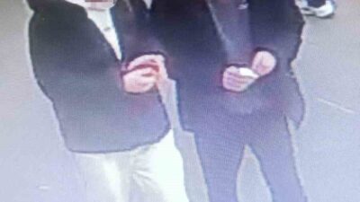 Arnavutköy’de, bir alışveriş merkezinde, 2 çocuktan birisi parfüm standında çalışan