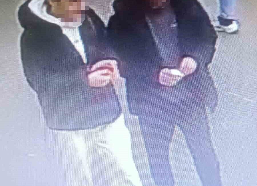 Arnavutköy’de, bir alışveriş merkezinde, 2 çocuktan birisi parfüm standında çalışan