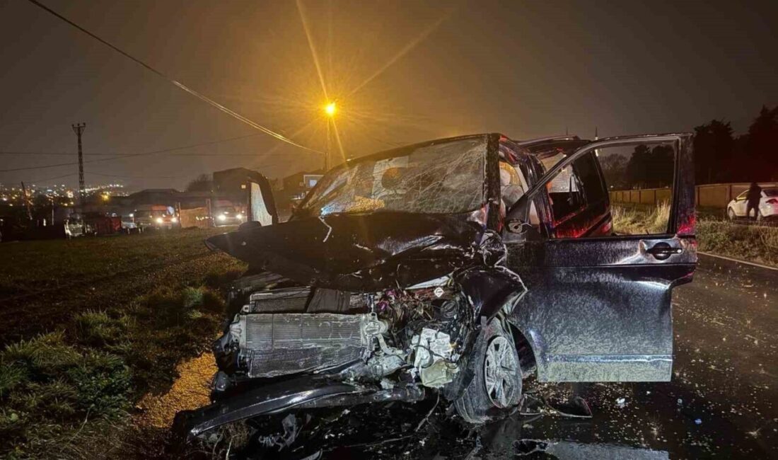 İstanbul Arnavutköy’de yağmur nedeniyle kayganlaşan yolda İETT otobüsü ile hafif