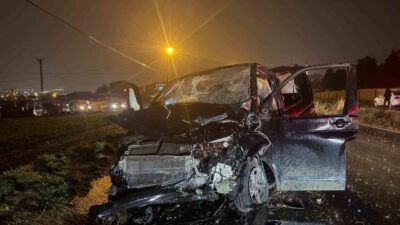 İstanbul Arnavutköy’de yağmur nedeniyle kayganlaşan yolda İETT otobüsü ile hafif