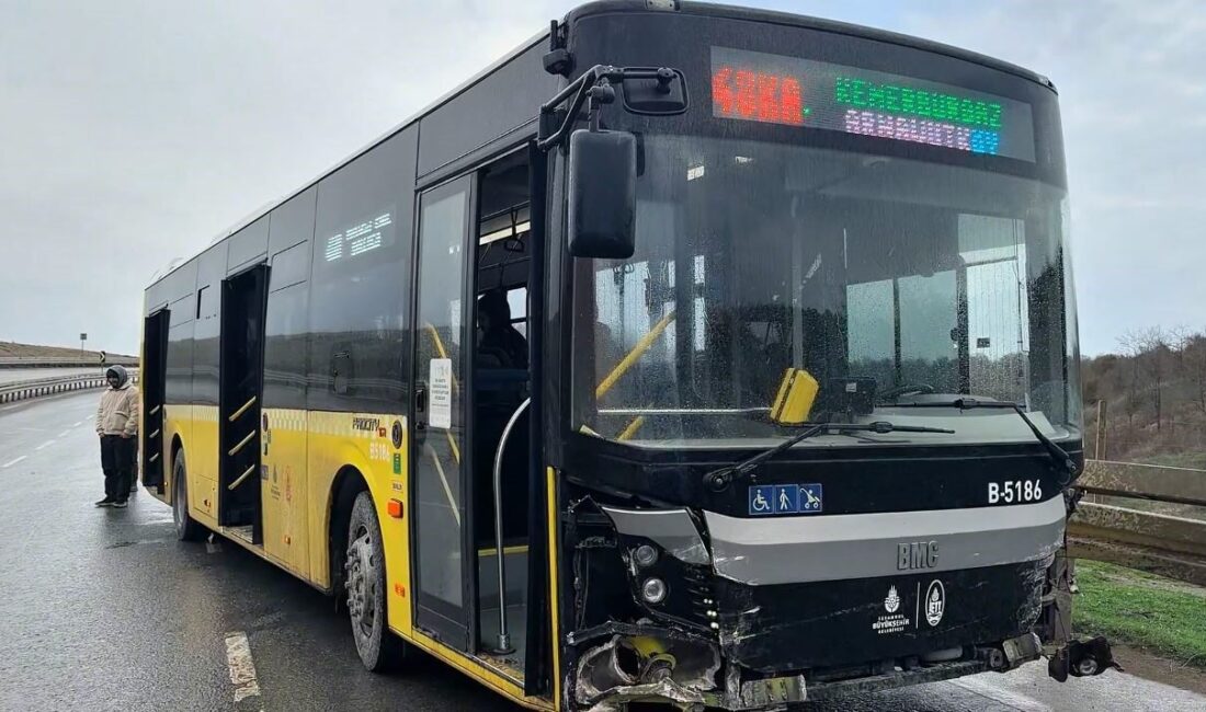 İstanbul’un Arnavutköy’de yapan İETT Halk otobüsü, yağış nedeniyle kayganlaşan yolda