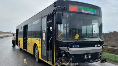 İstanbul’un Arnavutköy’de yapan İETT Halk otobüsü, yağış nedeniyle kayganlaşan yolda
