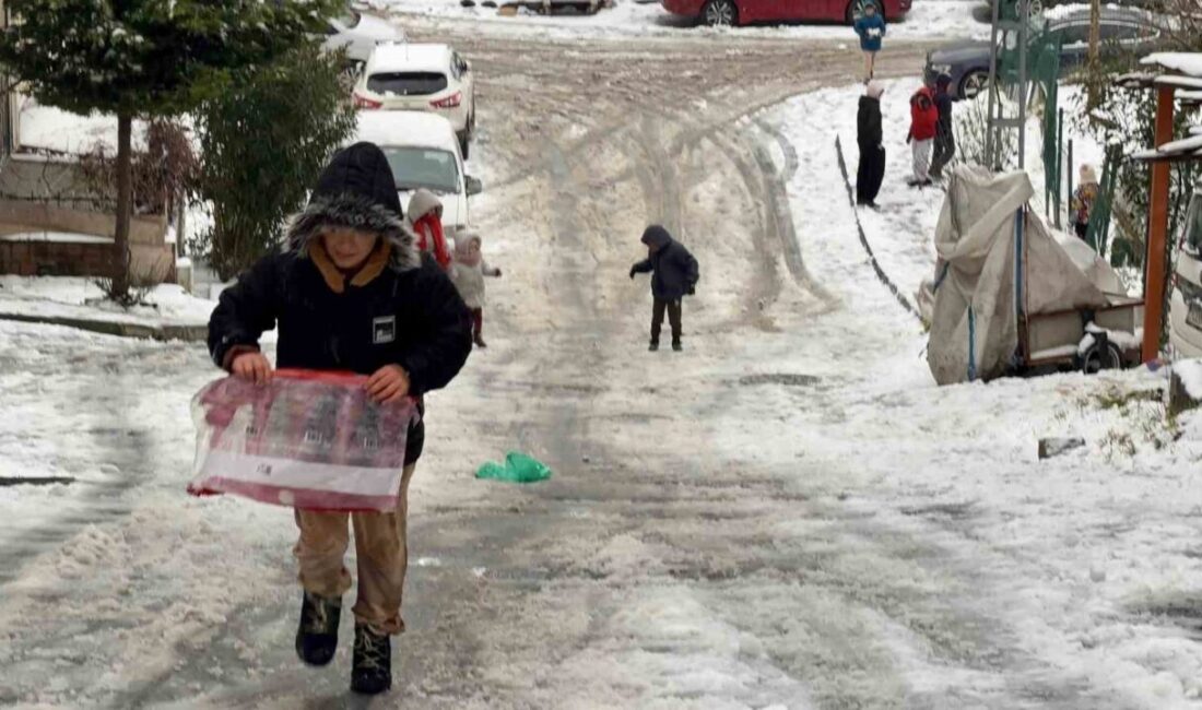 İstanbul’da etkili olan kar yağışının ardından Arnavutköy’de mahalle sakinleri ve