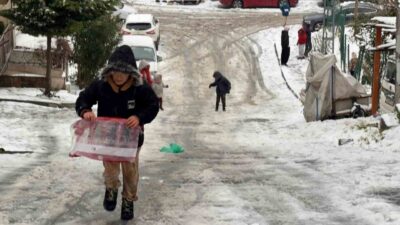 İstanbul’da etkili olan kar yağışının ardından Arnavutköy’de mahalle sakinleri ve