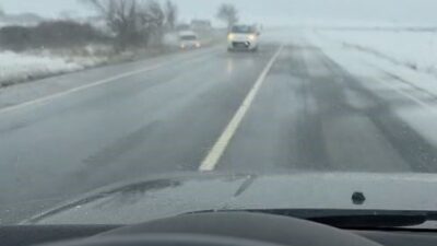 İstanbul’un Arnavutköy ilçesinde kar yağışı nedeniyle kaygan zeminde sürücüsünün kontrolden