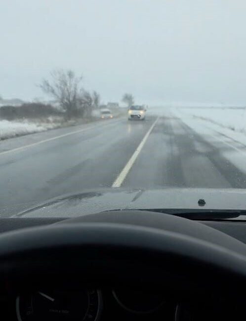 İstanbul’un Arnavutköy ilçesinde kar yağışı nedeniyle kaygan zeminde sürücüsünün kontrolden